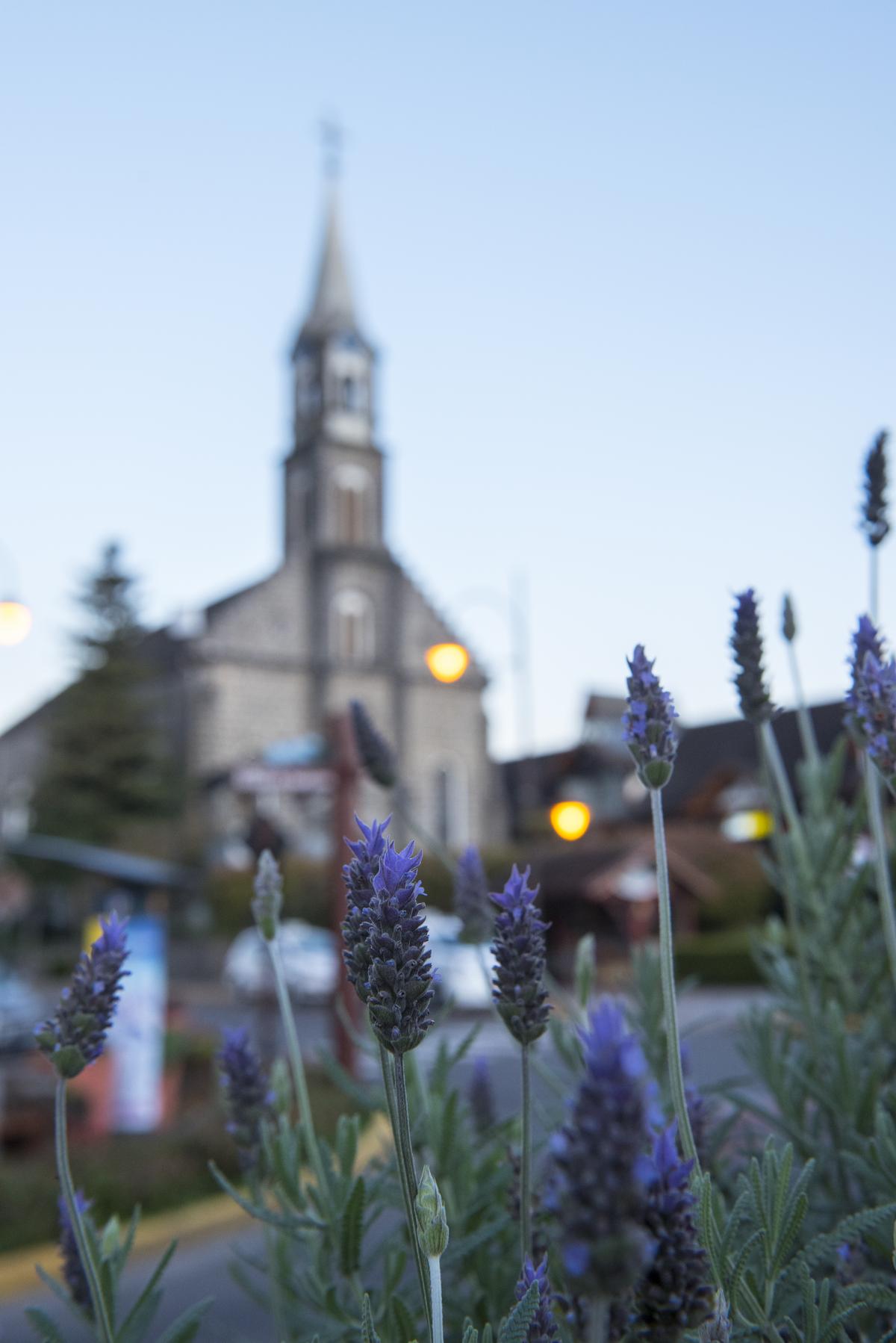 Imagem aérea da rodovia ERS-466 com vista para o futuro aeroporto de Vila Oliva, destacando a expansiva infraestrutura em desenvolvimento.